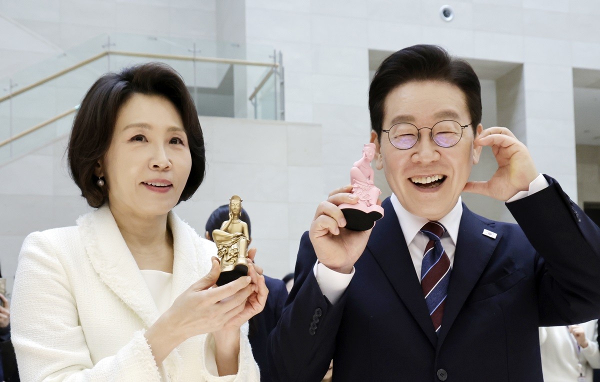 이재명 대통령과 김혜경 여사 자료 사진. 이재명 대통령과 김혜경 여사는 이날 대학로에서 창작 뮤지컬 '긴긴밤'을 관람하고 출연진 및 제작진을 격려했다고 강유정 청와대 대변인이 서면 브리핑을 통해 밝혔다.     / 뉴스1