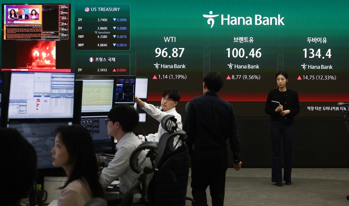 코스피가 유가 급등에 3% 하락 개장지난 13일 오전 서울 중구 하나은행 본점 딜링룸 전광판에 WTI, 브렌트유, 두바이유 등 국제 유가 지수가 표시되고 있다. / 뉴스1