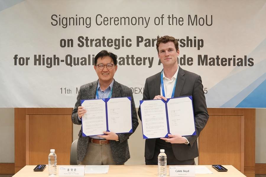 지난 11일 포스코퓨처엠과 몰튼(Molten)이 서울 코엑스에서 메탄가스를 활용한 천연흑연 음극재 원료 공동개발 양해각서를 체결했다. (사진 왼쪽부터) 포스코퓨처엠 홍영준 기술연구소장, 몰튼 캘럽 보이드(Caleb Boyd) 최고기술책임자(CTO)/포스코퓨처엠