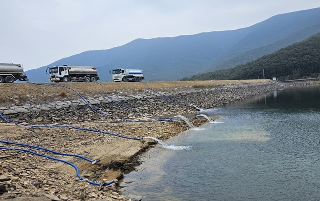보길면 부황제에 운반 급수를 하는 모습