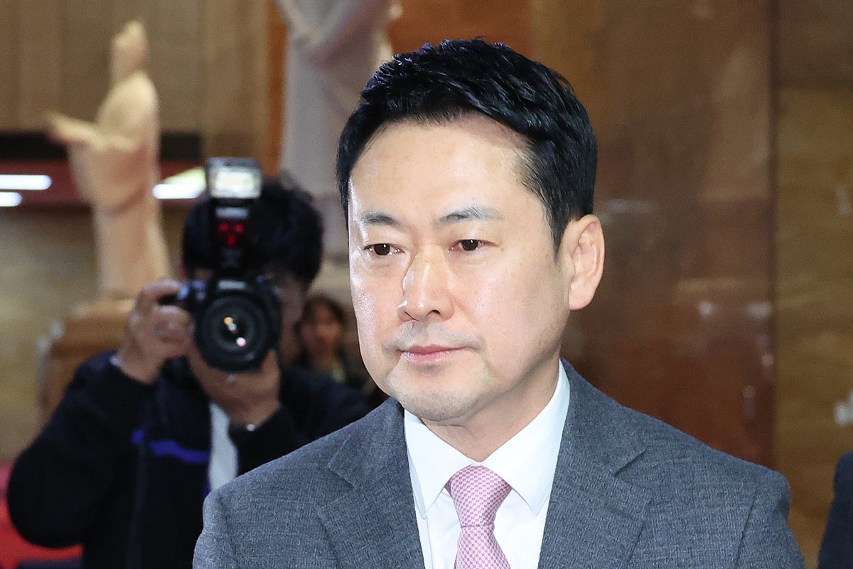 장동혁 국민의힘 대표가 18일 서울 여의도 국회로 출근하고 있다. 자료 사진. 장동혁 대표는 국회 본회의 상정 예정인 중대범죄수사청(중수청)·공소청 설치법 관련해 '이재명 정권의 검찰개혁이 결국 '최악의 악'으로 결론이 났다'라고 비판했다. 장 대표는 19일 서울 여의도 국회에서 열린 당 최고위원회의에서 '그나마 정부안에 남아있던 최소한의 안전장치마저 다 삭제했다'라며 이렇게 말했다. / 뉴스1
