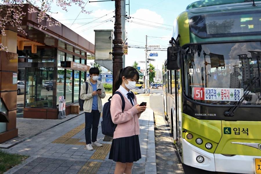 경주 황성공원·시립도서관 버스정류장에서 청소년들이 시내버스에 탑승하고 있다./경주시