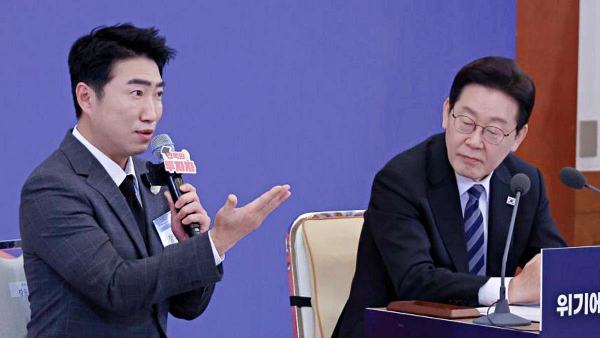 이재명 대통령이 지난 18일 청와대에서 열린 자본시장 안정과 정상화 간담회에서 방송인 장동민의 발언을 듣고 있다. / 뉴스1