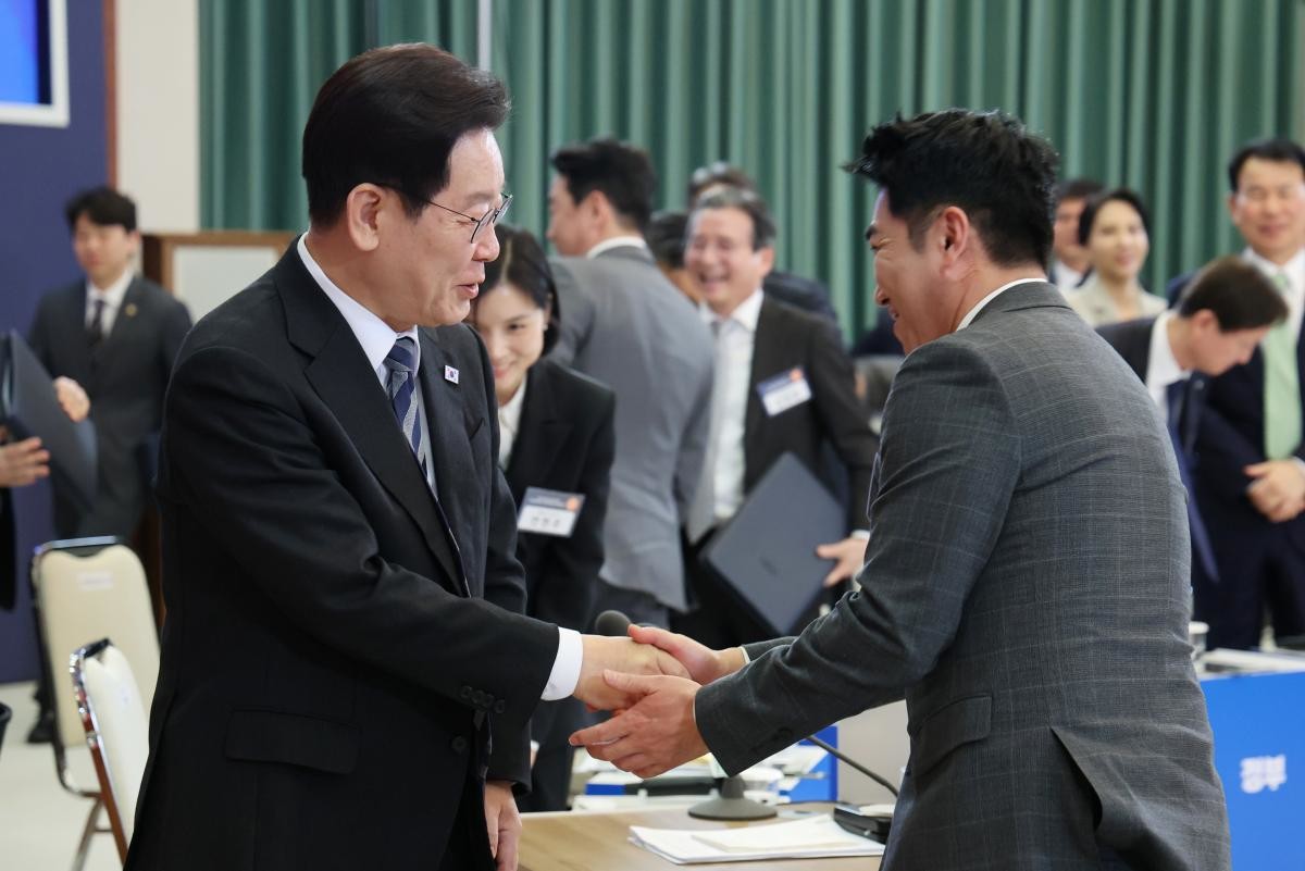 장동민과 반갑게 악수하는 이재명 대통령. /뉴스1