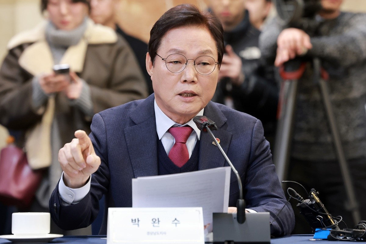 박완수 경남지사 자료 사진. 박완수 지사는 19일 경남도청에서 모든 도민에게 1인당 10만 원씩을 지역사랑상품권·선불카드 형태로 도민생활지원금을 지급한다고 밝혔다. 이와 관련해 박 지사는 '최근 중동 사태가 불러온 고유가·고환율·고금리로 도민들 소비 여력이 급격히 위축되는 등 민생경제가 악화하고 있다'라며 '살아나기 시작한 경남경제가 멈추지 않도록 모든 도민에게 생활지원금을 지급하기로 결정했다'라고 설명했다. / 뉴스1