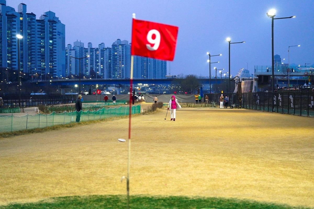 야간개장한 중랑구립파크골프장. / 중랑구 제공