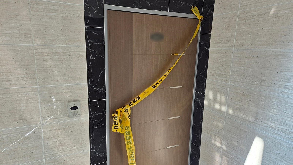 일가족 5명이 숨진 채 발견된 울산 울주군의 한 빌라 현관문 / 뉴스1