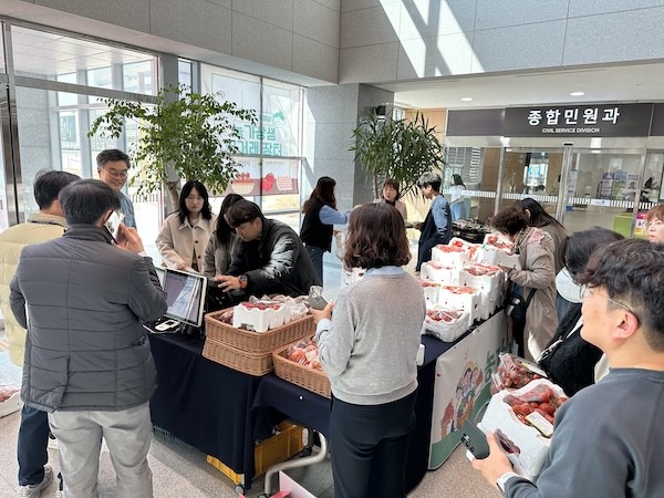 로컬푸드 농가 상생 직거래 장터 운영기간 연장 / 익산시