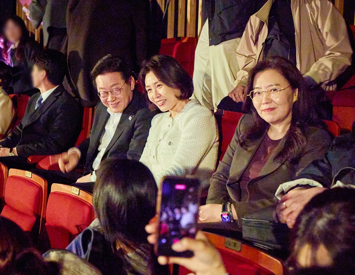 이재명 대통령과 김혜경 여사가 18일 서울 대학로 링크아트센터드림에서 창작뮤지컬 '긴긴밤'을 관람하기 위해 착석해 있다. / 청와대 제공-뉴스1
