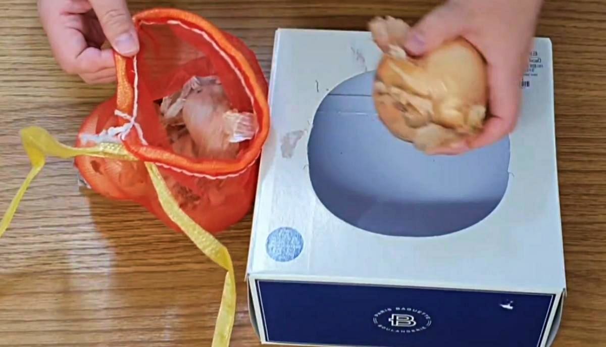 케이크 상자 활용 꿀팁. 양파나 감자 따로 보관하기 딱인 케이크 상자. 유튜브 채널 '더하기 빼기 생활Life of plus&minus' 자료 활용해 만든 이미지.