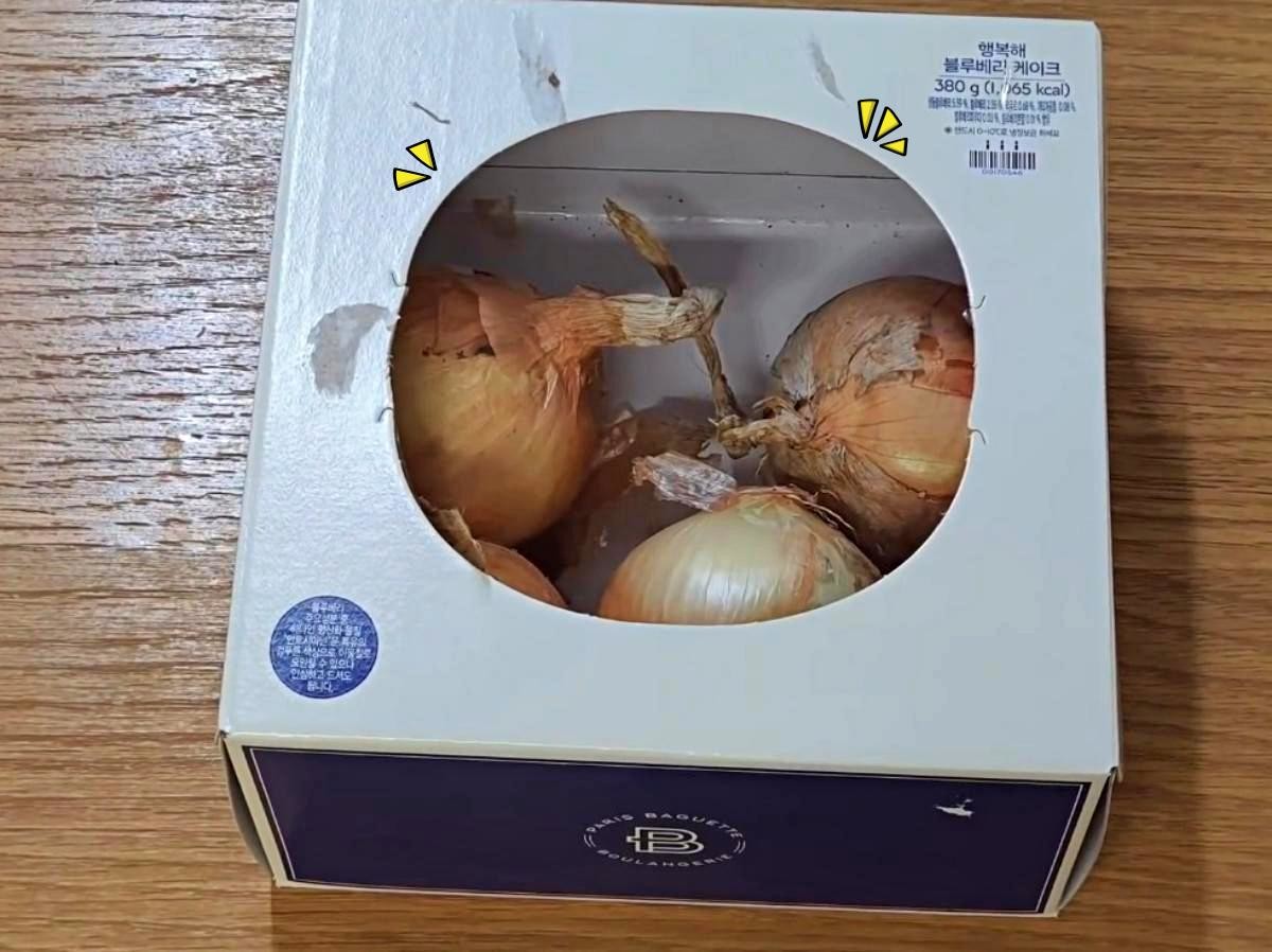 '양파망 말고 이제 케이크 상자에 양파 보관 해보세요!' 유튜브 채널 '더하기 빼기 생활Life of plus&minus' 자료 활용해 만든 이미지.
