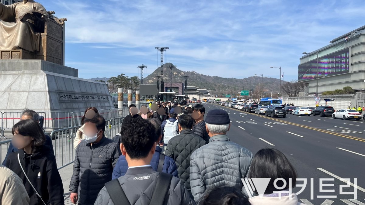 2026년 3월 19일, 방탄소년단(BTS) 공연을 앞두고 무대가 설치되는 가운데, 현장 주변에는 많은 인파가 모여 북적이고 있다. / 위키트리