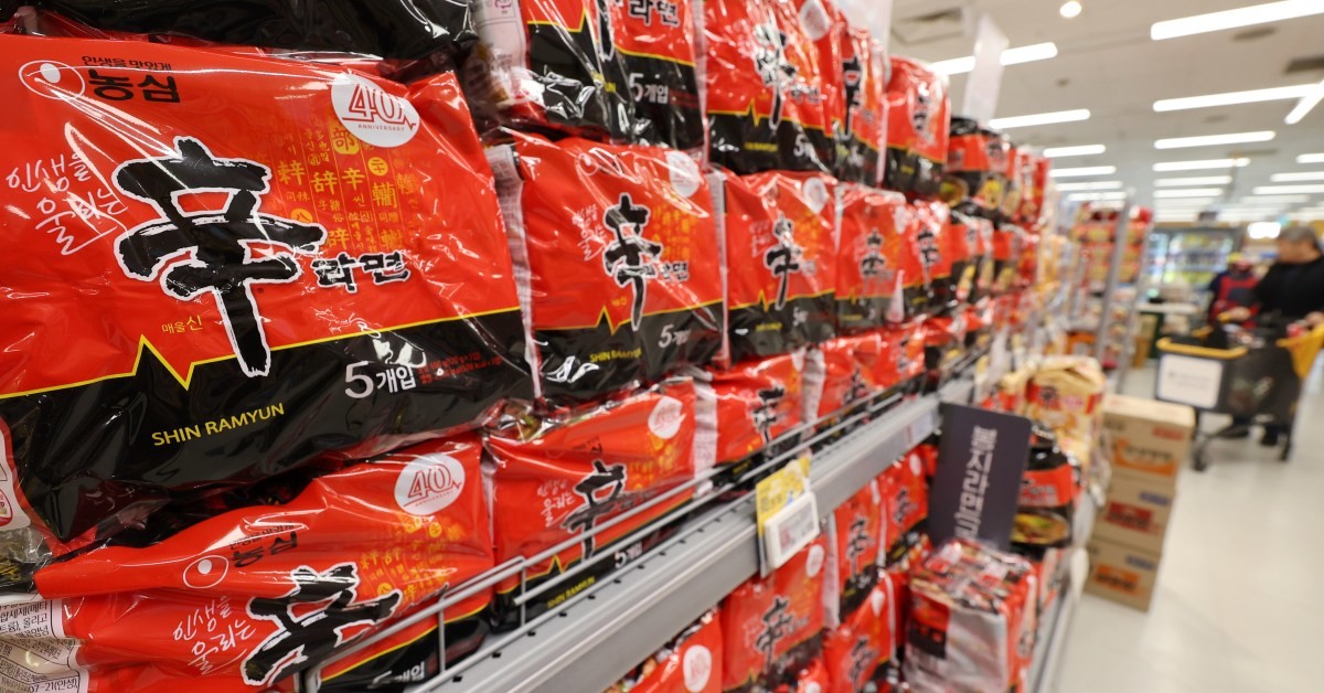 지난 13일 서울의 한 대형마트에 라면이 진열돼 있다. 농심은 정부 물가 안정 노력에 동참하는 차원에서 다음 달부터 일부 제품 가격을 평균 7% 인하하기로 했다. 신라면과 새우깡은 이번 인하 대상에 포함되지 않았다. / 연합뉴스