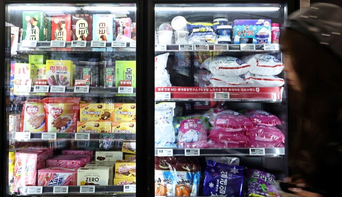 19일 서울 시내의 한 대형마트에 진열된 아이스크림.  제과·빙과류·양산빵을 생산하는 5개 업체는 4월 출고분부터 19개 제품 가격을 100∼400원, 최대 13.4% 인하한다. / 연합뉴스