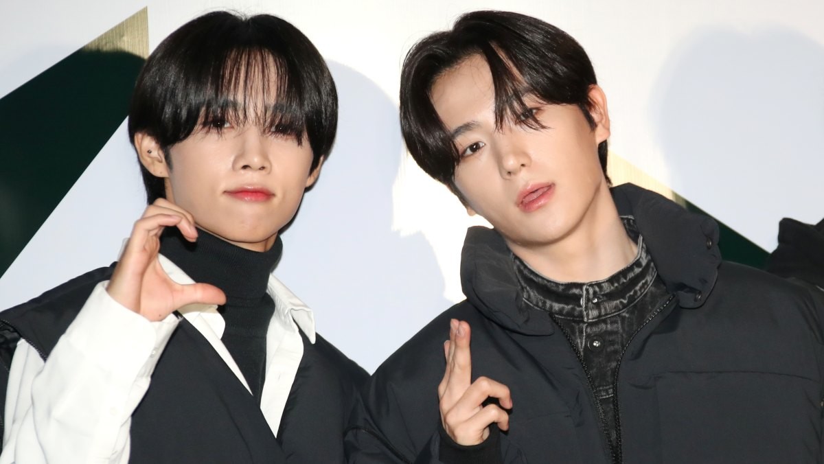 더보이즈 멤버 선우(왼)과 현재(오). / 뉴스1