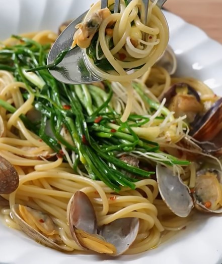 '달래 오일 파스타' 자료사진. / 유튜브 '한국농수산식품유통공사'