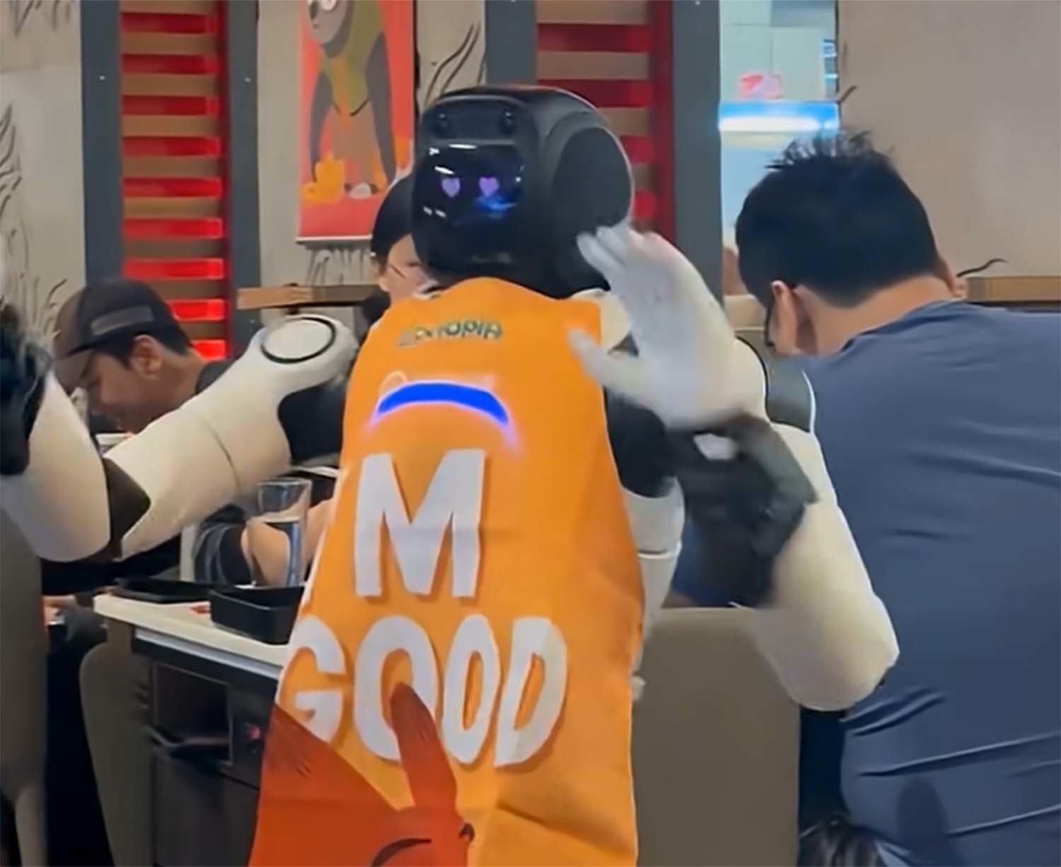 미국의, 한 식당에서 갑자기 폭주해 접시를 박살낸 홍보용 휴머노이드 로봇을 직원들이 겨우 제압하는 일이 발생했다. / 'South China Morning Post' 유튜브 영상 캡처