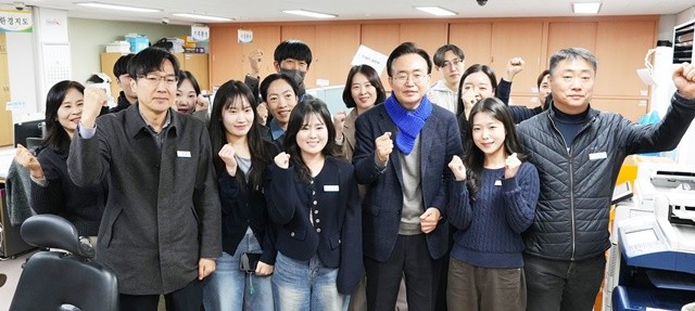 나주시가 6월 3일 지방선거까지 강상구 부시장 권한대행 체제로 행정 운영에 나선다.  윤병태 시장이 부서를 돌며 공직자들과 인사를 나누고 있다.