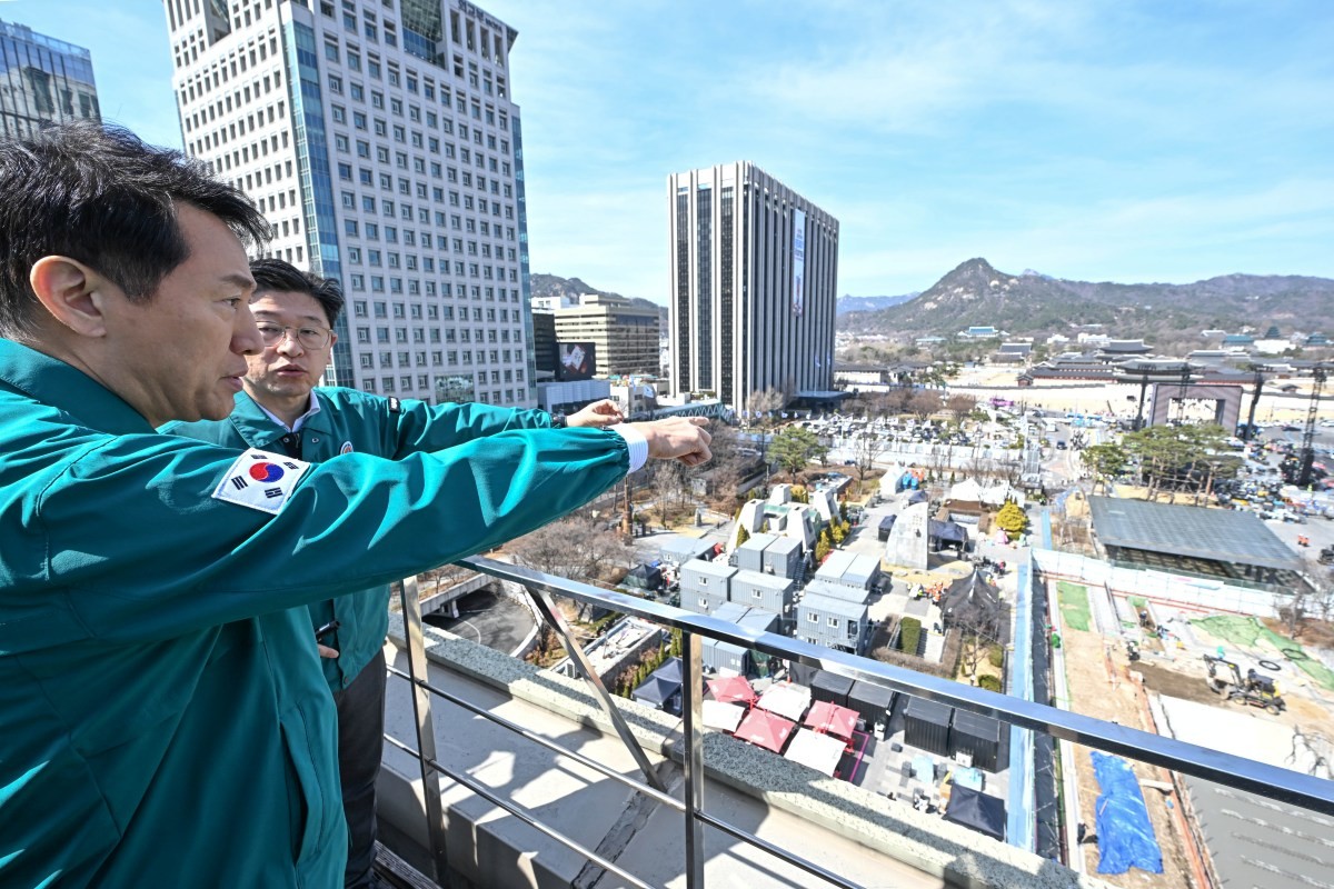 오세훈 서울시장이 19일 방탄소년단(BTS) 컴백 공연을 이틀 앞두고 광화문 일대를 직접 찾아 막바지 준비 상황을 점검했다. / 연합뉴스