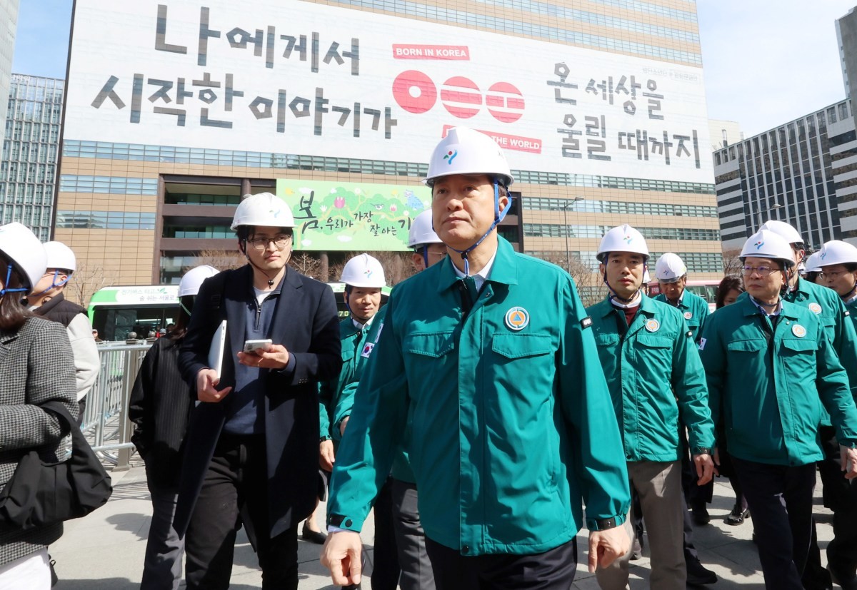 오세훈 서울시장이 19일 방탄소년단(BTS) 컴백 공연을 이틀 앞두고 광화문 일대를 직접 찾아 막바지 준비 상황을 점검했다. / 연합뉴스