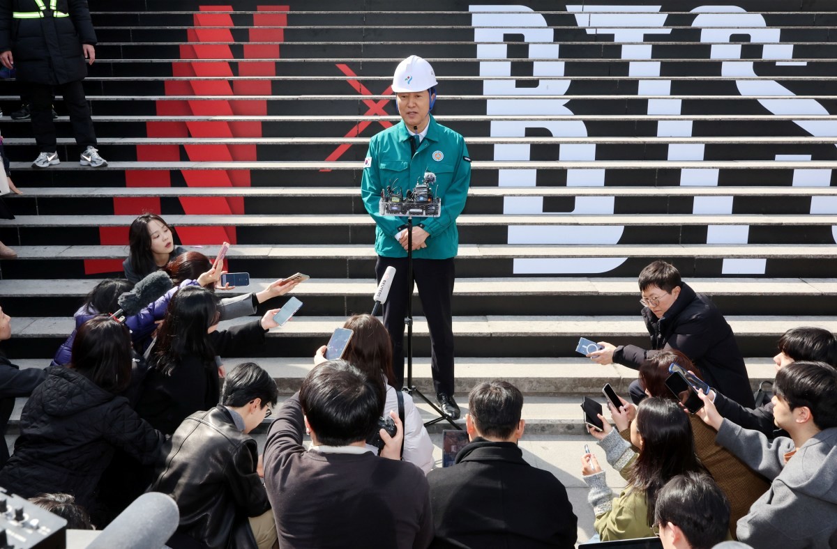 오세훈 서울시장이 19일 방탄소년단(BTS) 컴백 공연을 이틀 앞두고 광화문 일대를 직접 찾아 막바지 준비 상황을 점검했다. / 연합뉴스