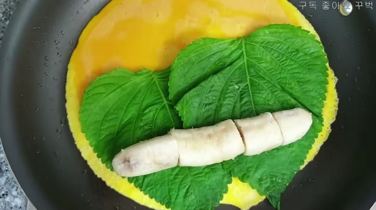 계란 지단 위에 깻잎과 바나나를 올린 모습. / 유튜브 '주부나라'