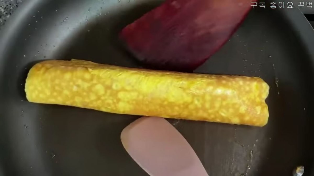 깻잎과 바나나를 올린 후 말아낸 계란말이. / 유튜브 '주부나라'