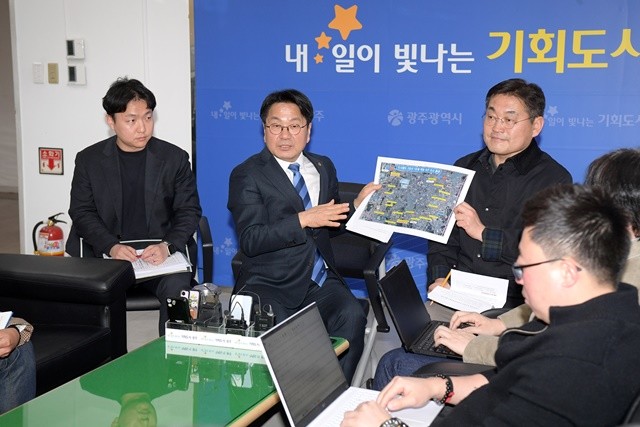 강기정 광주광역시장이 19일 시청 기자실에서 기자들을 만나 도시철도 2호선 1단계 18개 정거장의 역명 제정을 위한 시민 의견조사 결과 등에 대해 밝히고 있다. /광주광역시 제공