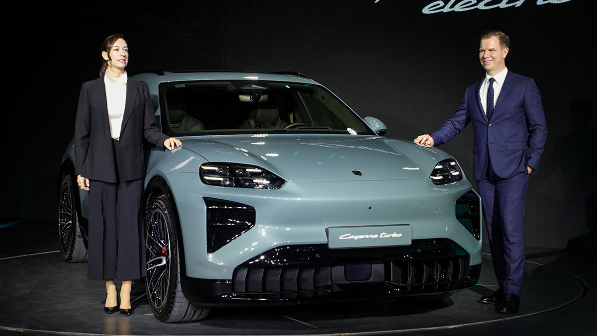 크리스티아네 초른 포르쉐 AG 해외 신흥 시장 총괄(왼쪽)과 포르쉐코리아 마티아스 부세 대표(오른쪽)가 카이엔 터보 일렉트릭과 기념 사진을 촬영하고 있다. / 권혁재 PD