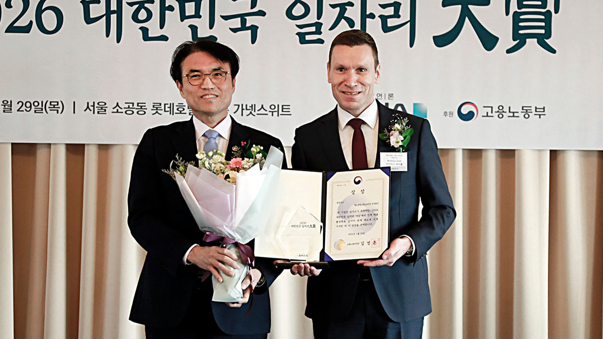 대한민국 일자리 대상 고용노동부 장관상을 받고 있는 마티아스 바이틀 메르세데스-벤츠 코리아 대표. / 메르세데스-벤츠 코리아