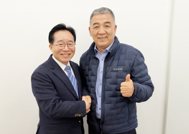 노희용 광주시 동구청장 예비후보(왼쪽)와 진선기 광주 동구청장 예비후보가 경선 결선에 진출한 예비후보를 아무런 조건 없이 서로 돕고 지지하기로 전격 합의하고 악수를 하고 있다./