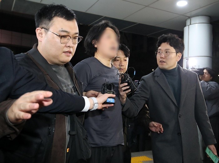 부산의 한 아파트에서 항공사 기장을 흉기로 살해한 혐의를 받는 50대 피의자가 17일 오후 부산진경찰서로 압송되고 있다.  피의자는 전 직장 동료인 국내 항공사 50대 기장을 살해한 후 울산의 한 모텔에 숨어있다가 경찰에 붙잡혔다. / 뉴스1