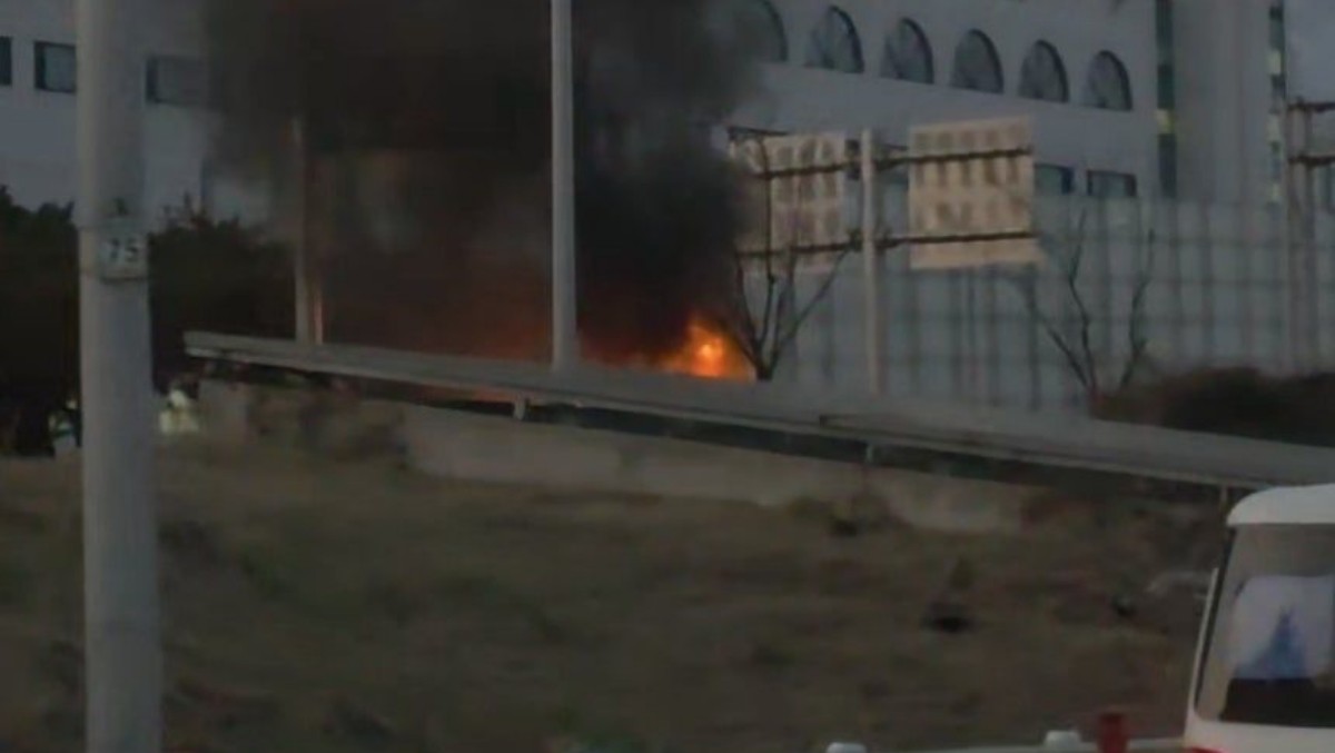 서울 송파구 올림픽대로 잠실철교 인근에서 발생한 차량 화재 현장 모습. / 연합뉴스, 연합뉴스 독자 제공