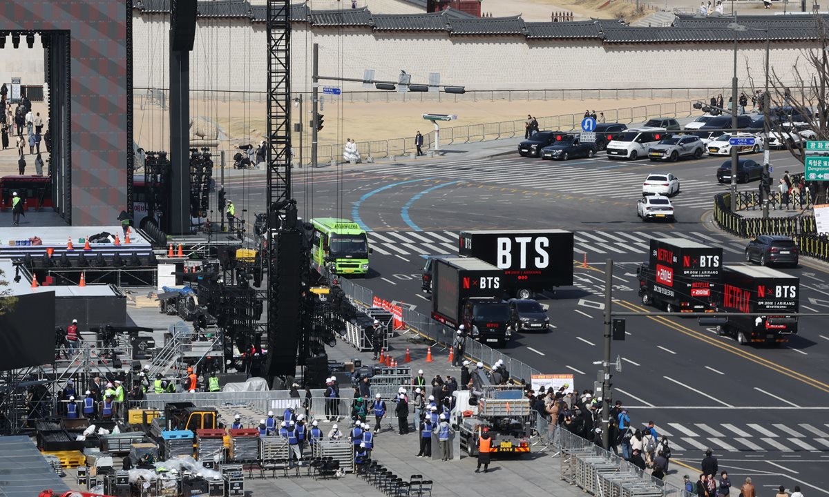 서울 광화문광장에서 방탄소년단(BTS) 공연 준비작업이 이뤄지고 있다. 자료 사진. BTS의 광화문 공연이 하루 앞으로 다가온 20일 일대 도로의 교통통제가 시작된다. 서울 세종대로 광화문∼시청 구간은 20일 오후 9시부터 공연 다음 날인 22일 오전 6시까지 33시간 동안 차가 다닐 수 없다. / 연합뉴스