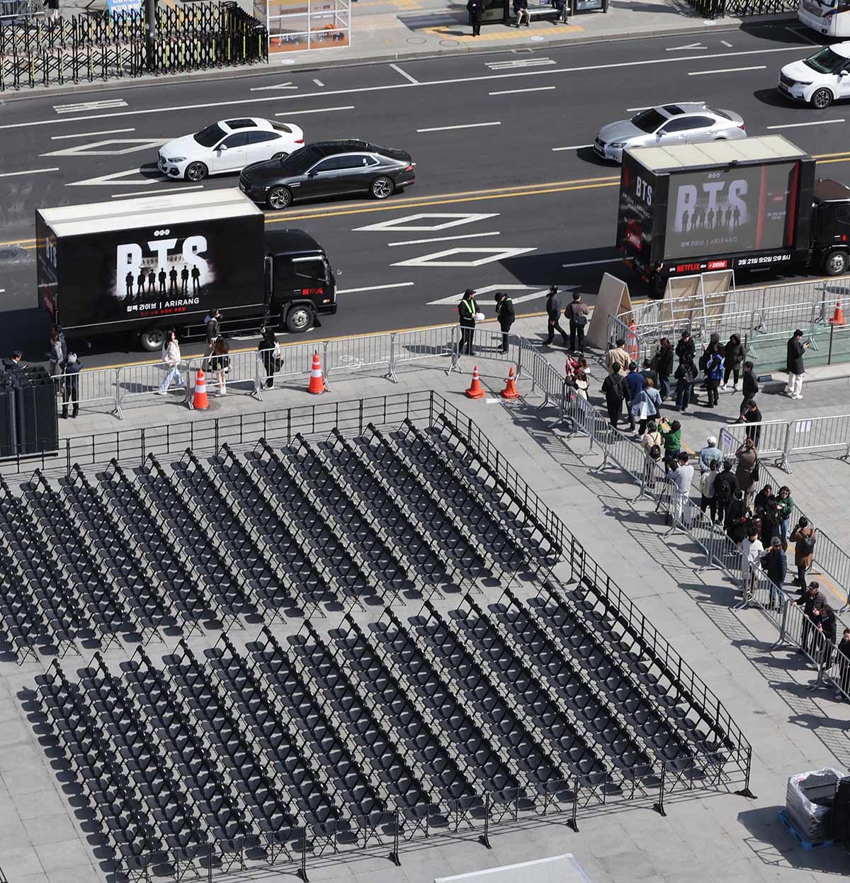 그룹 방탄소년단(BTS)의 광화문 공연을 앞둔 19일 서울 광화문광장 차도에 BTS 트럭이 지나가고 있다. / 뉴스1 (공동취재)