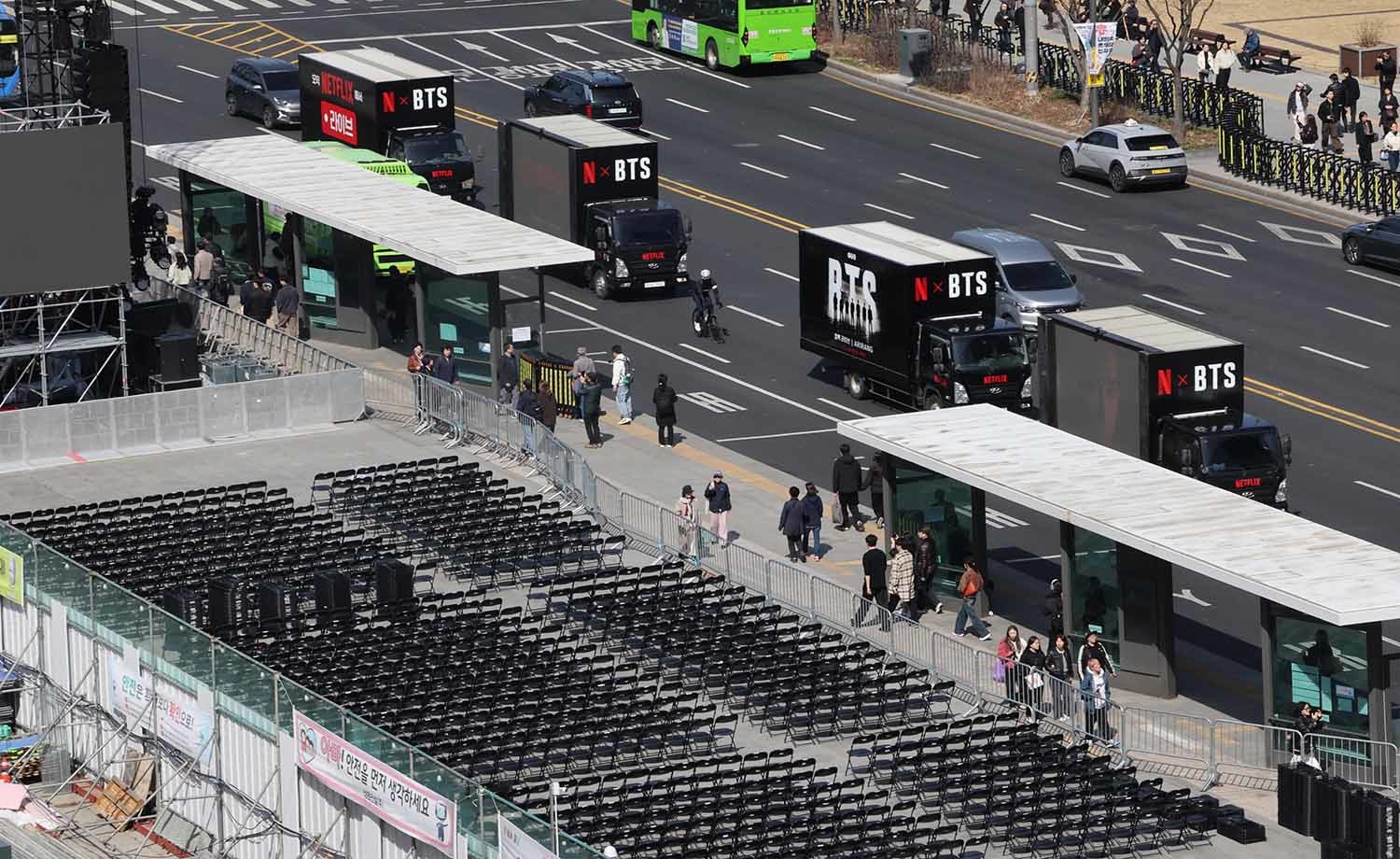 그룹 방탄소년단(BTS)의 광화문 공연을 앞둔 19일 서울 광화문광장 차도에 BTS 트럭이 지나가고 있다./  뉴스1 (공동취재)