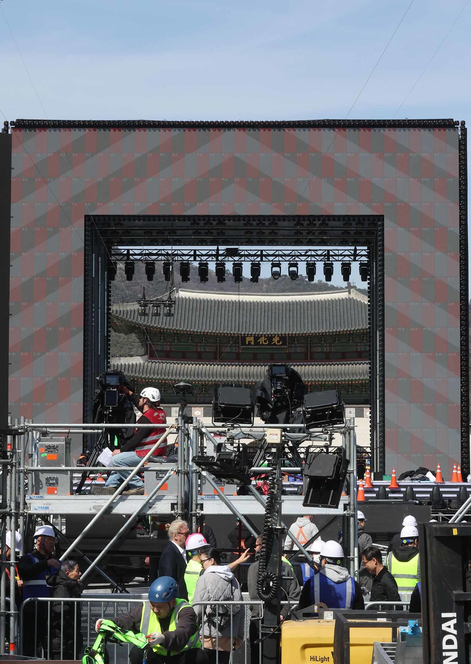 방탄소년단(BTS) 공연을 이틀 앞둔 19일 서울 종로구 광화문 광장에서 관계자들이 무대 설치를 하고 있다. / 뉴스1 (공동취재)