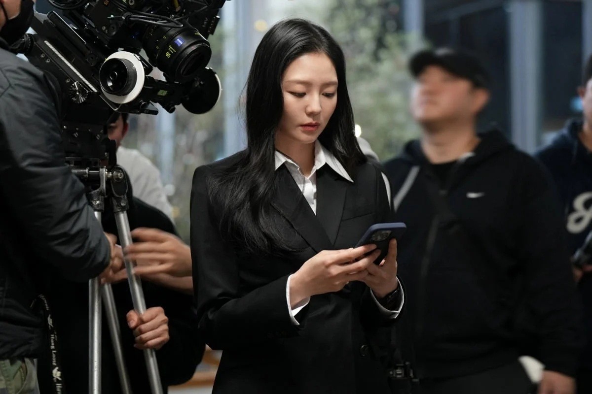 촬영 현장에 있는 이솜 / 매니지먼트mmm