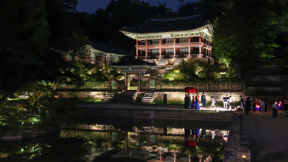 창덕궁에서 열린 달빛기행 행사에서 참가자들이 부용지를 들러보고 있다.  / 뉴스1
