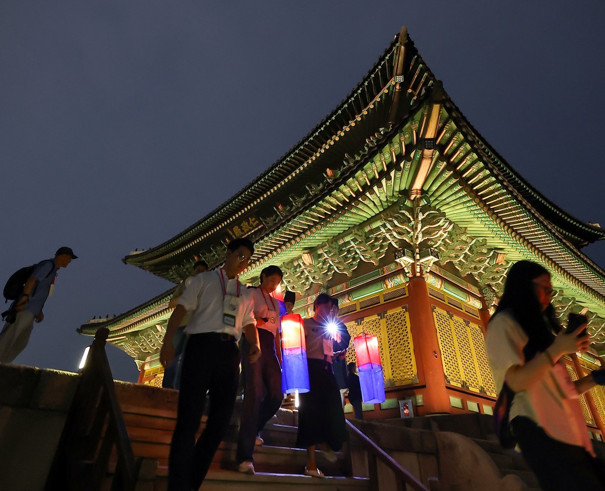 창덕궁에서 열린 달빛기행 해사에서 참가자들이 궁내를 들러보고 있다. / 뉴스1