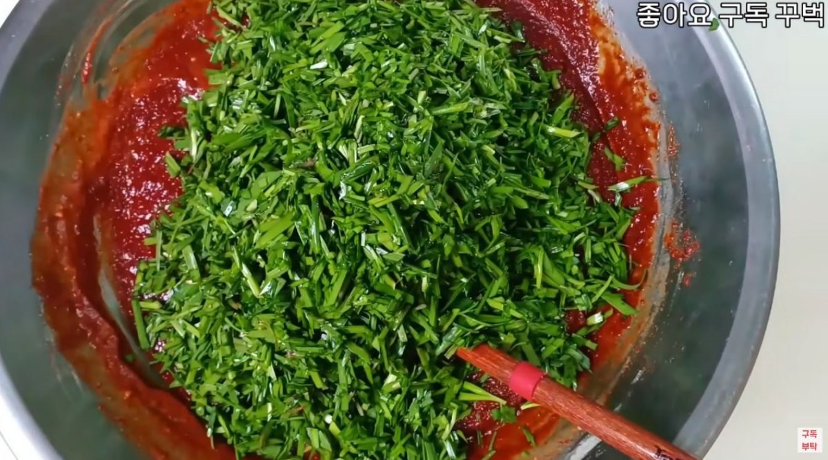 양념 베이스에 잘게 자른 부추를 넣은 모습. / 유튜브 '주부나라'