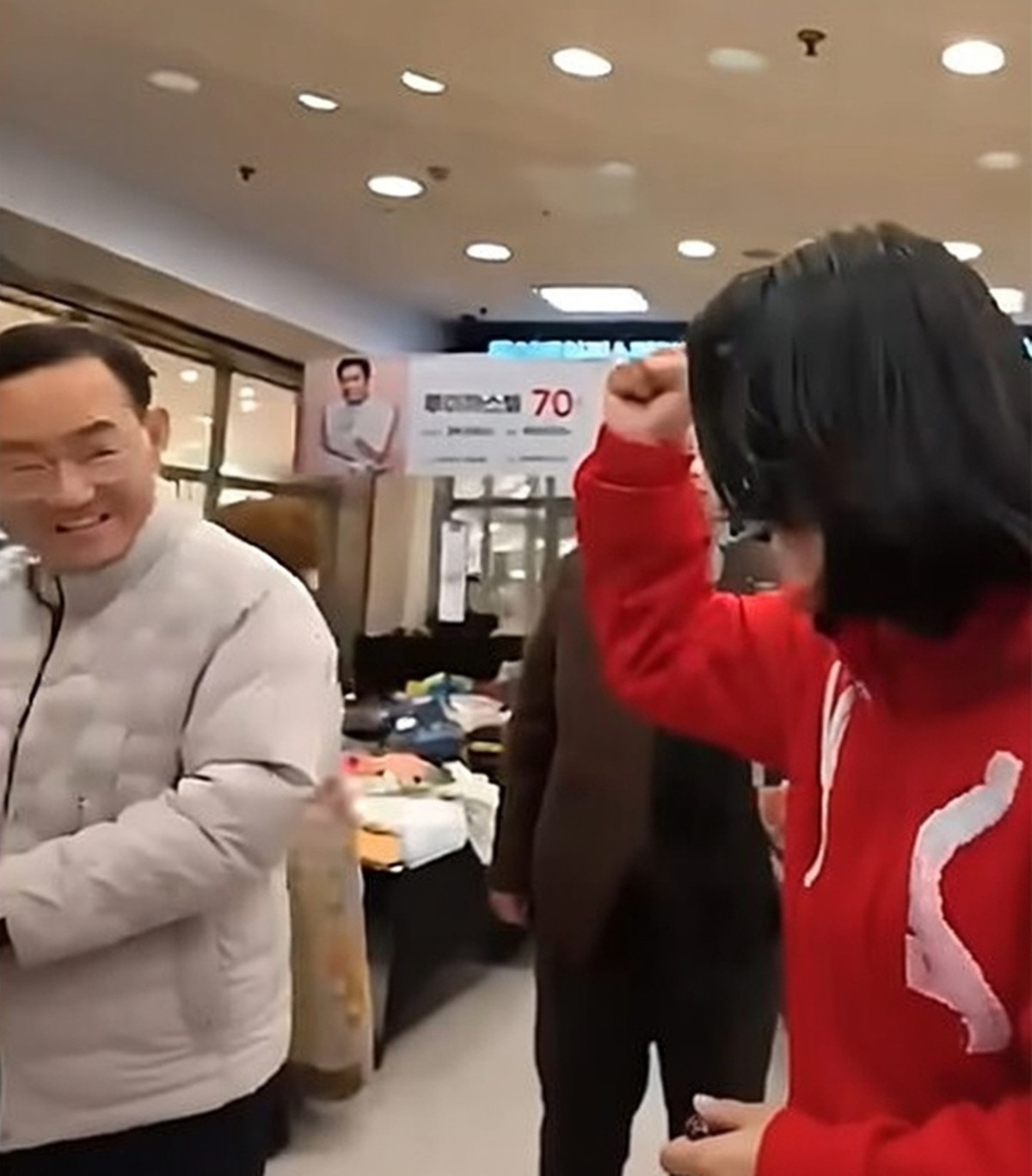 지난 13일 대구 시내에서 우연히 마주친 주호영 의원(왼쪽)과 이진숙 전 방통위원장. / 유튜브 갈무리