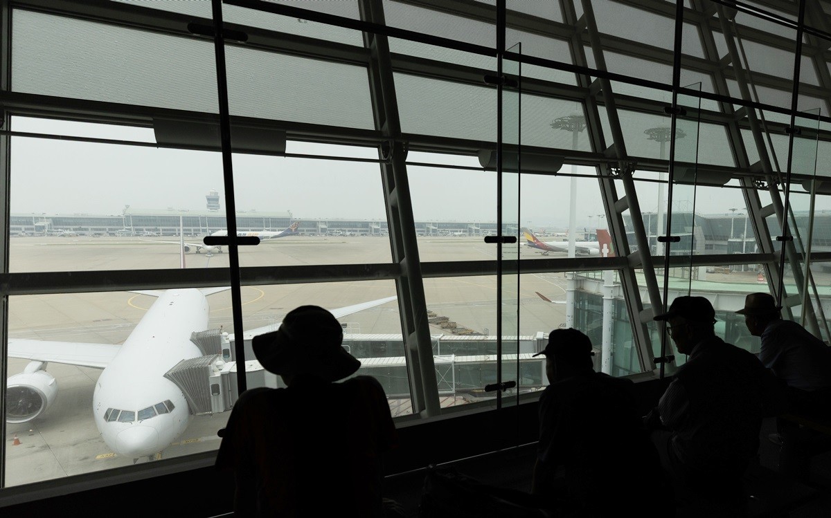 인천국제공항 모습. 기사 이해를 돕기 위한 자료 사진. 20일 인천국제공항공사에 따르면 19일 오후 2시 42분쯤 인천국제공항 제1여객터미널 3층 남자 화장실에서 미상의 녹색 가루를 발견했다는 신고가 접수됐다.     군 화생방 신속대응팀 등 관계기관에서 합동 조사를 벌였지만 생화학 테러 가능성 등 특이사항은 발견되지 않은 것으로 전해졌다.        / 연합뉴스