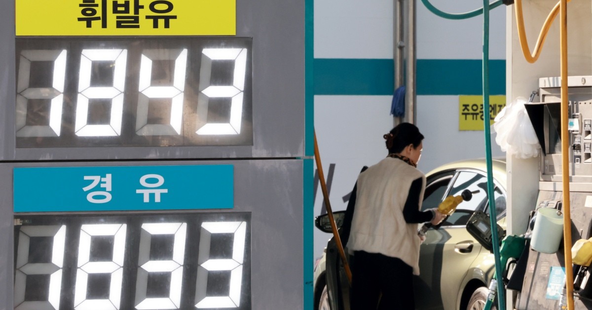 석유제품 최고가격제가 시행된 지 1주일이 지난 가운데, 전국 주유소 10곳 중 9곳이 기름값을 내렸다.  / 뉴스1