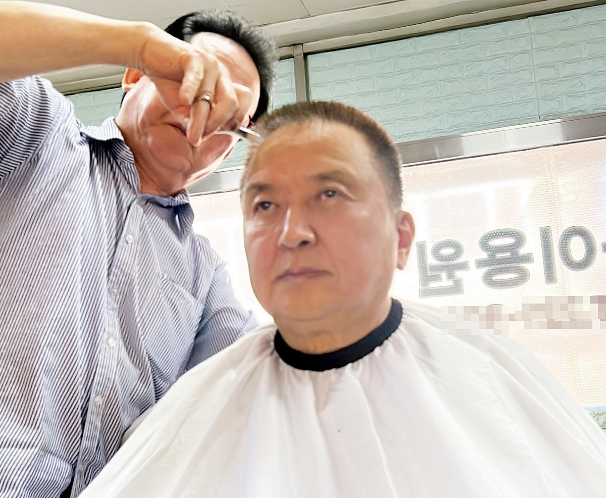 삭발하는 김영환 충북지사 / 김영환 지사 측 제공