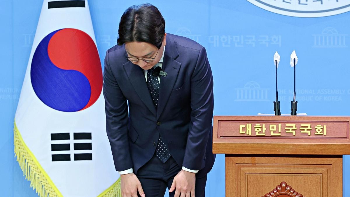 2023년 10월 국민의힘 탈당 기자회견에 앞서 인사를 하고 있는 신인규 변호사 모습. / 뉴스1