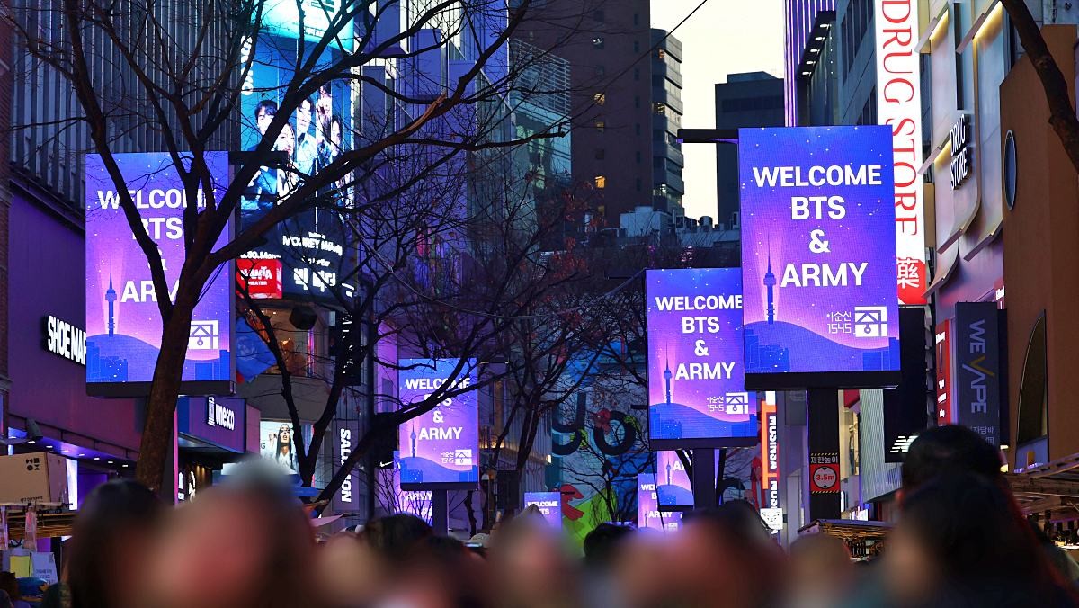 서울 중구 명동 거리에서 BTS와 팬들을 환영하는 문구가 나오고 있다. / 연합뉴스