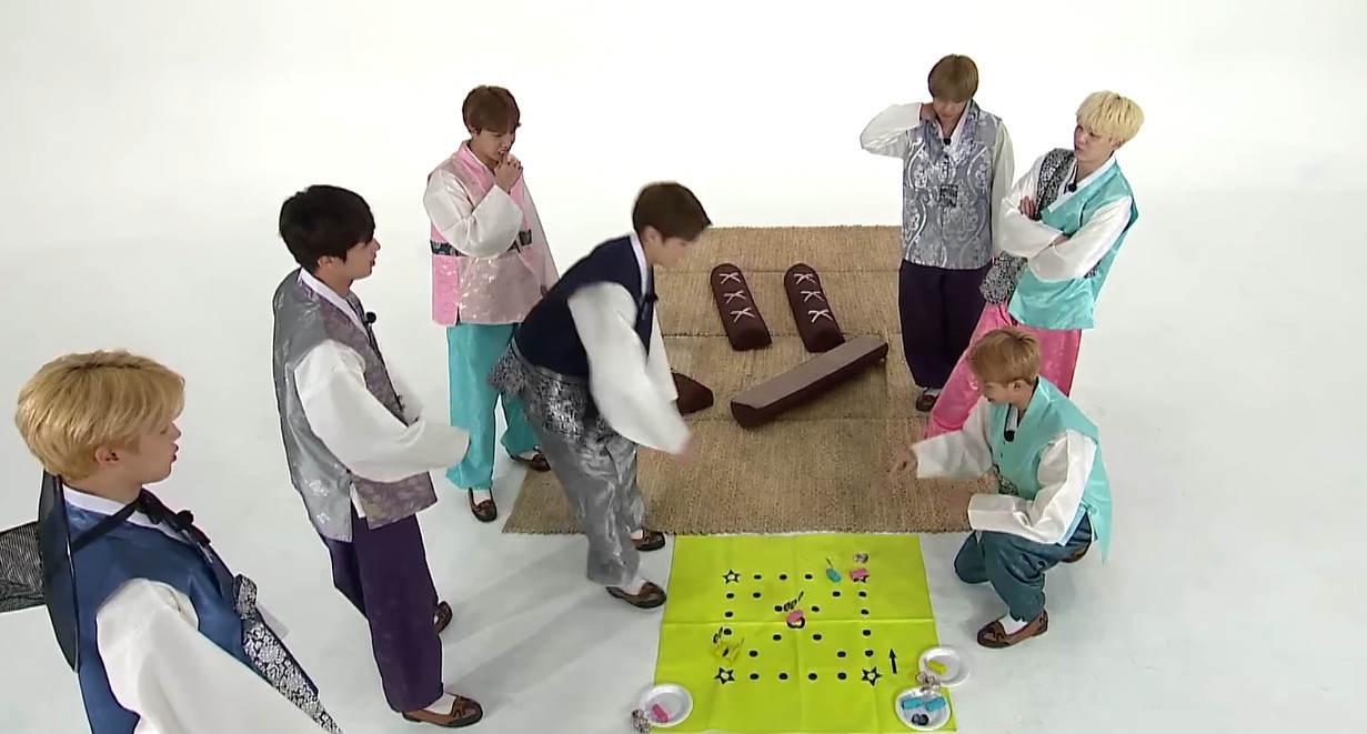 윷놀이를 하는 방탄소년단 / 유튜브 'BANGTANTV'