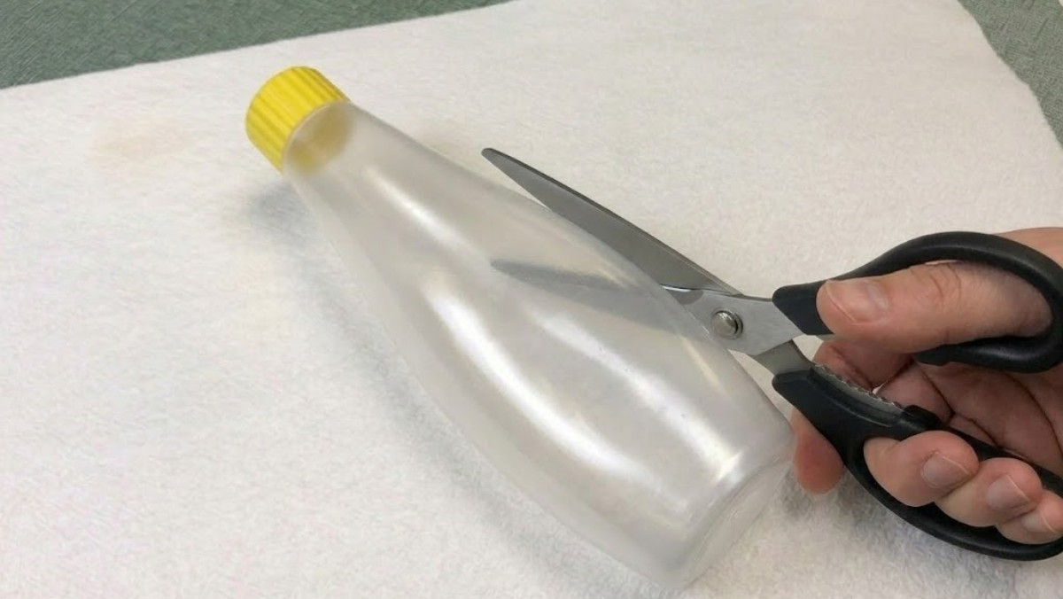 마요네즈통을 자르는 모습 / 기사 내용을 바탕으로 제작한 AI 이미지