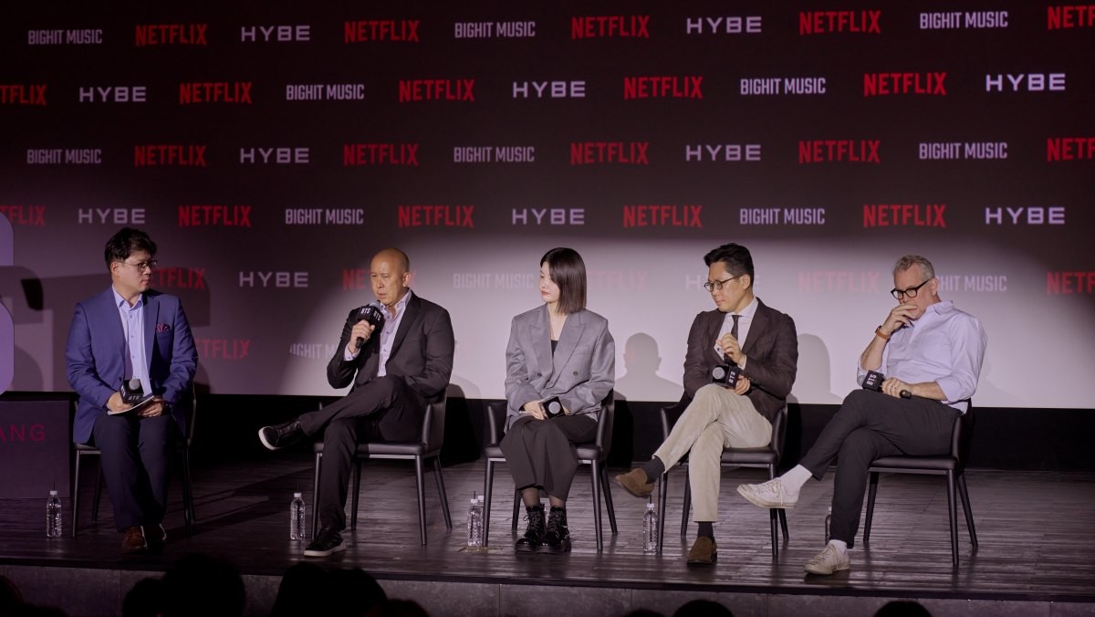 넷플릭스는 2026년 3월 20일, 서울 광화문 씨네큐브에서 사전 미디어 브리핑을 열고 오는 21일 광화문에서 진행되는 방탄소년단 라이브 공연의 기획 의도와 제작 과정, 협업 배경 등에 설명하는 시간을 마련했다. (왼쪽부터) 조현준 넷플릭스 코리아 디렉터, 브랜든 리그 넷플릭스 VP, 김현정 빅히트 뮤직 VP, 유동주 하이브 뮤직그룹 APAC 대표, 개럿 잉글리쉬 총괄 프로듀서의 모습. / 넷플릭스 제공